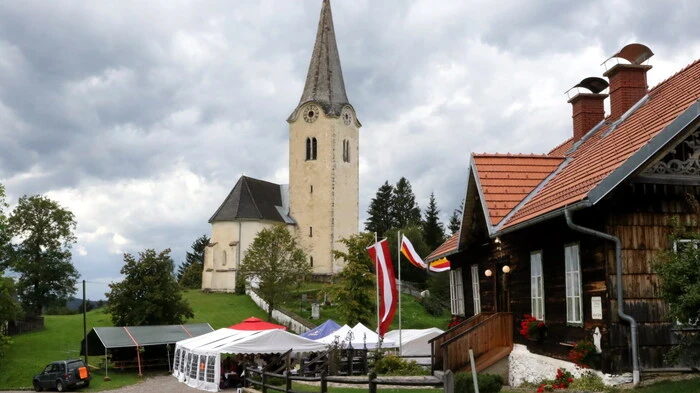 Auch wenn der Wettergott am Sonntag nicht ganz mitspielte. In der kleinen Ortschaft St. Oswald ob Hornburg hoch über dem Görtschitztal ging das 29. Dorfsingen über die Bühne.