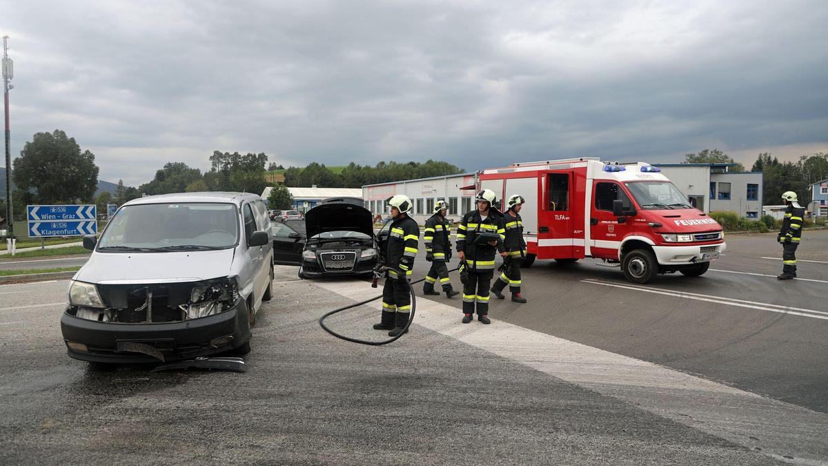 Zwei Personen wurden bei dem Unfall verletzt