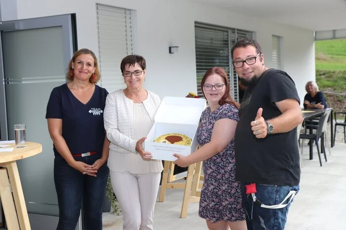 Wohnverbund-Teamleiterin Marlies Glabischnig mit Landesrätin Beate Prettner, die den Bewohnern Sophia und Ewald eine "Villacher Torte" mitgebracht hat.