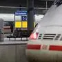 ABD0122_20240308 - BERLIN - DEUTSCHLAND: 08.03.2024, Berlin: Ein Frau steht an einem Bahnsteig am Berliner Hauptbahnhof. Im Tarifstreit mit der Deutschen Bahn hatte die Gewerkschaft GDL zu jeweils 35-stündigen Streiks im Personen- und im Güterverkehr aufgerufen. Auch auch nach dem Ende des Streiks gilt im Fernverkehr noch den ganzen Freitag über der Grundfahrplan. Foto: Hannes P. Albert/dpa +++ dpa-Bildfunk +++. - FOTO: APA/dpa/Hannes P Albert