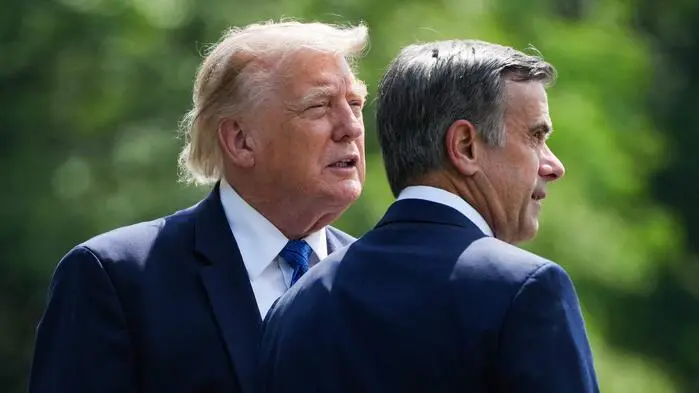 US-Präsident Donald Trump spricht mit CIA-Direktor John Ratcliffe.