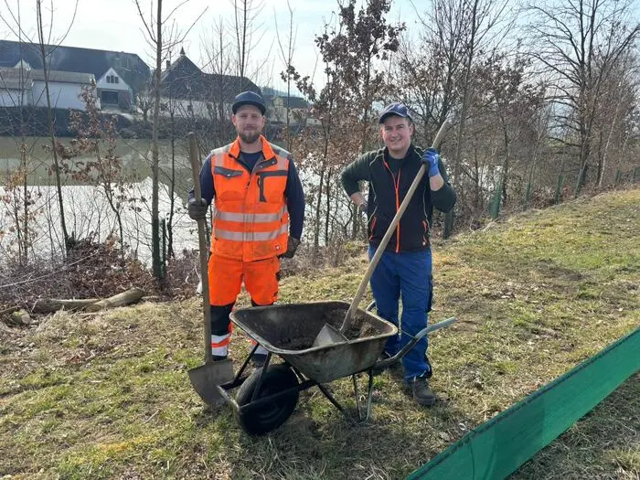 Von der Stadtgemeinde St. Andrä waren Dominik Andraschko und Michael Berger beim Zaunaufbau dabei