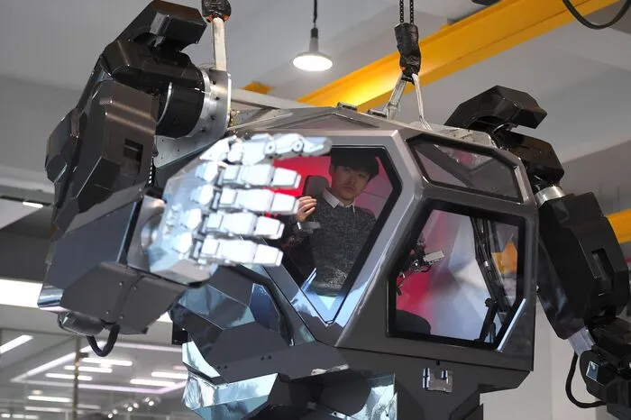 Yang investierte nach eigenen Angaben seit 2014 mehr als 240 Milliarden Won (190,84 Mio. Euro) in das Projekt. Einer der Schöpfer von "Method-2", der den militärischen Robotern aus dem Film "Avatar" sehr ähnelt, ist Vitali Bulgarow.