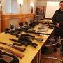 Bernhard Taudes von der Polizei Wolfsberg mit den sichergestellten Waffen