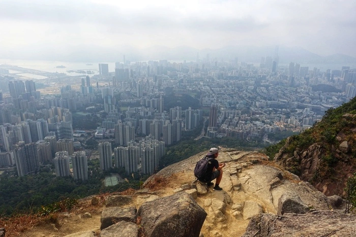 Weit über Hongkong staunt man über die Größe der Stadt - und den Smog, der sie einhüllt.
