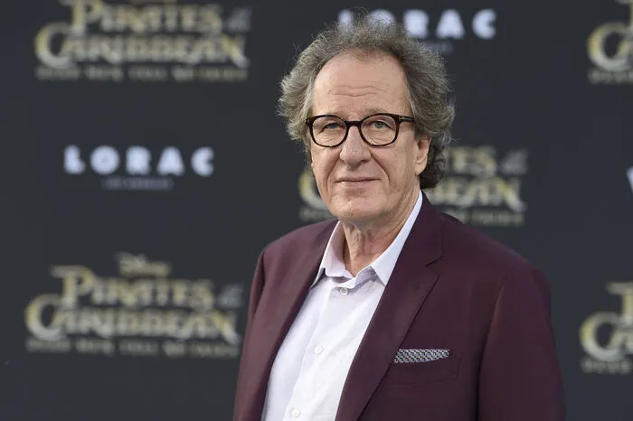 Auch Geoffrey Rush ist wieder als Pirat Hector Barbossa mit an Bord.