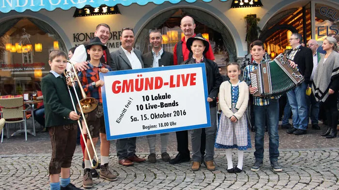 Von Volksmusik, über Rock und Blues bis hin zu experimenteller Musik. Unter dem Motto "Gmünd live" sorgten zehn Bands für Stimmung. Die Gäste waren begeistert, eine Fortsetzung ist geplant. Initiatoren und Wirte freuten sich über den großen Zuspruch von "Gmünd live". Am Foto: Stefan Brugger, Stefan Walchensteiner, Josef Jury, Johann Bärnthaler, Christian Brugger, Rudi Nussbaumer, Johannes Gritzner, Aurelia Brugger und André Steiner.