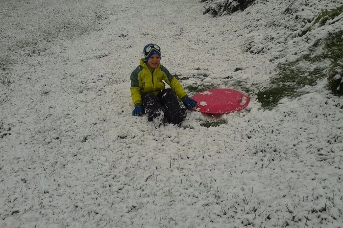 Andre im ersten Schnee in Paldau - fotografiert von seinem Opa