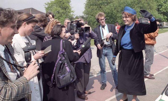 Hape Kerkeling winkt  als Königin Beatrix der Niederlande vor dem Schloss Bellevue.