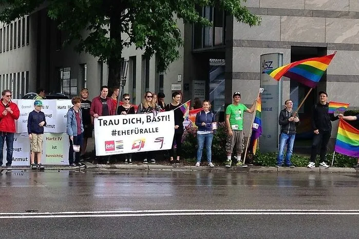 Dass die deutsche Kanzlerin Angela Merkel die Abstimmung für die "Ehe für alle" freigegeben hat, rief die österreichischen Befürworter der Homosexuellen-Ehe auf den Plan: "Trau Dich, Basti" hieß es auf einem Transparent gegenüber dem Einzug zum Design-Center.