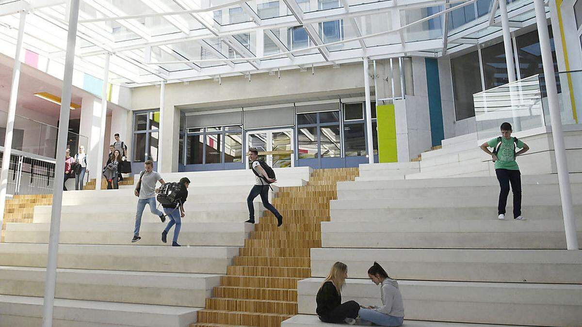 Aus der ehemaligen, eher dunklen Aula, wurde eine lichtdurchflutete Arena für drei Schulen