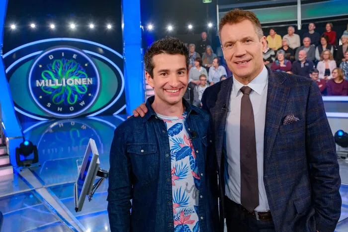 Omar Sarsam: „Mich einer Prüfungssituation zu stellen, ist für mich normalerweise furchtbar, und das jetzt bei der ‚Millionenshow’ auch noch öffentlich! Aber weil es für einen guten Zweck ist, habe ich zugesagt.“ Und weiter: „Eigentlich bin ich kein Zocker – aber wenn man dann im Studio sitzt, die Lichter angehen und das Publikum hinter sich hat, dann könnte das auch ganz anders kommen.“
