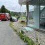 Der Lenker kam mit dem Fahrzeug von der Straße ab und prallte gegen die Glasfassade des Autohauses