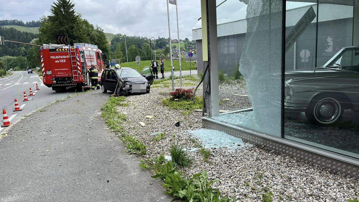 Der Lenker kam mit dem Fahrzeug von der Straße ab und prallte gegen die Glasfassade des Autohauses