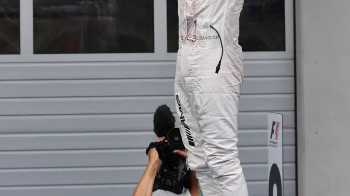Lewis Hamilton steigt in Spielberg als Erster aus dem Auto. Zum ersten Mal siegt der Brite auf dem Red Bull Ring.