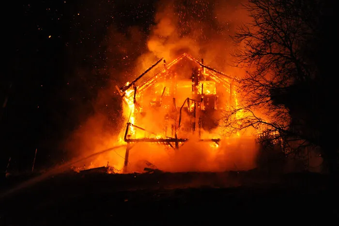 Der Brand brach am Sonntag Abend gegen 20 Uhr in einem Wohnhaus in Frohnleiten (Graz-Umgebung) aus. Neun Feuerwehren waren im Einsatz, um das Feuer zu bekämpfen.
