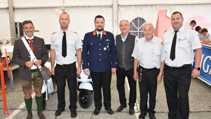Bürgermeister Markus Lakounigg, Kommandant Stv. Armin Eberle, Kommandant Benjamin Hanschitz, Altbürgermeister Valentin Blaschitz, Ehrenabschnittskommandant Ernst Eberle und Kameradschaftsführer Ronni Nedwed.