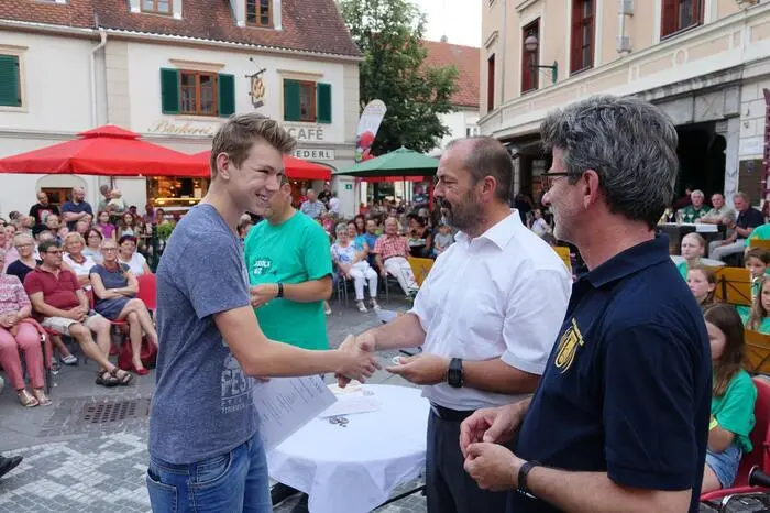 Am Ende gab es für einige der Jungmusiker noch eine Auszeichnung. Übergeben wurde diese von Josef Pallier und Peter Forcher.