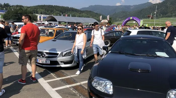 Bei strahlendem Sonnenschein trafen sich am Sonntag Tausende Autofans in Spielberg.