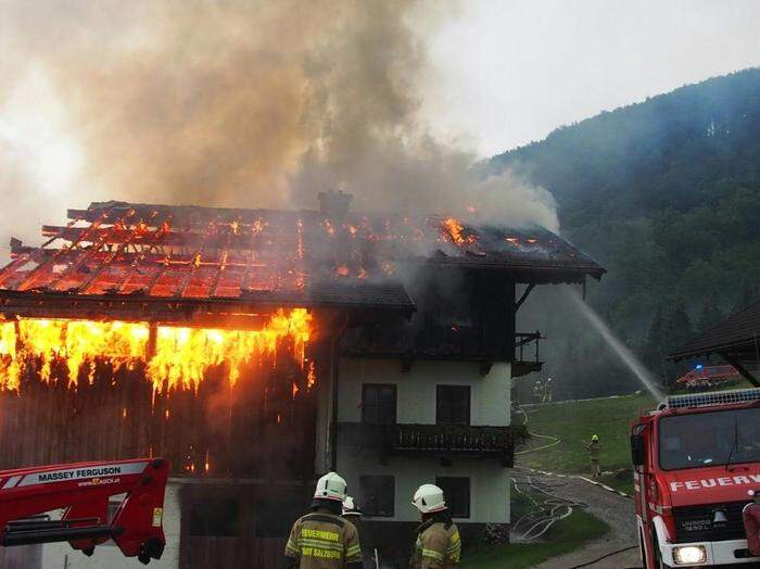 Der Heustock des Gebäudes und das Dach wurde durch das Feuer fast völlig zerstört und sind einsturzgefährdet