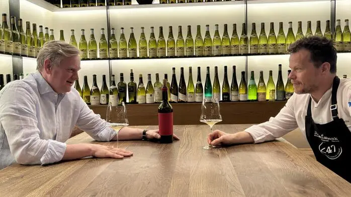 Zwei Passionen, ein Erfolgsrezept: Sommelier Christian Zach (li.) und Spitzenkoch Gerhard Fuchs verbinden in der Weinbank große Weine mit großer Küche