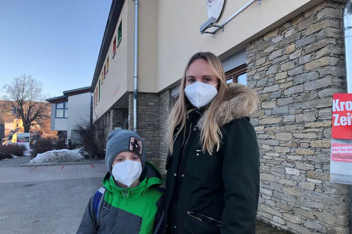 Auch Leon Straussberger, der sich gerade mit Schultasche, dicker Jacke, Haube, Handschuhen aus dem Auto der Mama geschält hat, freut sich sehr auf die Schule - vor allem auf die Freunde. "Das ist lustiger als daheim", sagt er. Nicht minder erleichtert ist seine Mutter Cornelia: "Ich studiere derzeit Physiotherapie, da war der Unterricht zu Hause sehr anstrengend, wenn Leon bei jedem zweiten Wort fragt, wie das geht. Zum Glück haben mir meine Eltern sehr geholfen", sagt sie.