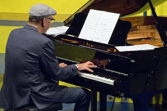 Fergusson absolvierte eine klassische und moderne Gesangsausbildung in Lissabon, Bayern und an der Sängerakademie Hamburg. Obwohl sie mit verschiedenen Musikrichtungen in Berührung gekommen ist, blieb sie ihrer Liebe zur Jazzmusik immer treu.