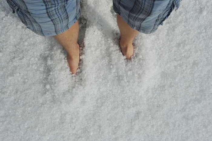 Kleine-Zeitung-Mitarbeiter Jonas Pregartner konnte in Pischelsdorf durch den Hagel waten ...