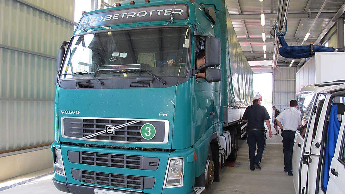 Die Polizeibeamten konnten mehrere Mängel beim Gefahrenguttransporter feststellen (Symbolbild)