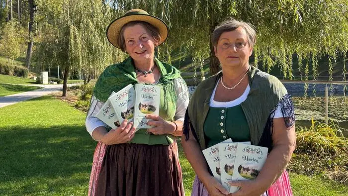 v.l.: RoseMarie Popp und Franziska Kren-Leitgeb mit ihrem Buch „Märchen hoch 7“