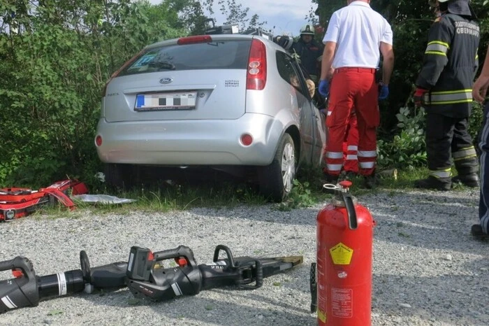 Nach dem Eintreffen am Einsatzort baute die Feuerwehr schnell einen Brandschutz auf.