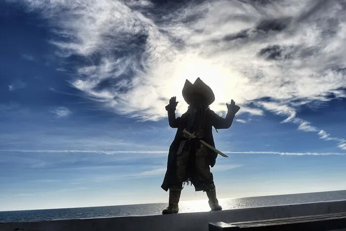 Was braucht es für ein leichtes Leben? Warme Temperaturen (Mexiko), Meer, blauen Himmel und ein Piratenkostüm. Das dürfte sich dieser Mann in Puerto Penasco gedacht haben.