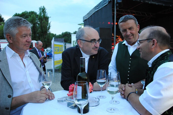 Auch kostete der Bischof vom vorzüglichen Wein aus der Region.