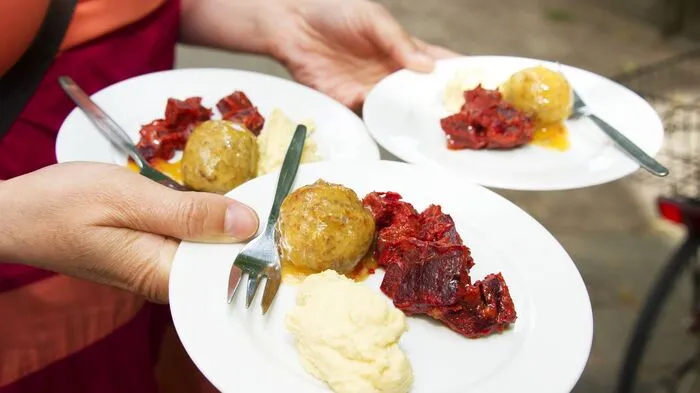 Hamburg: Gaumenfreuden internationalMit Eat-The-World begeben Reisende sich in Hamburg auf kulinarische Stadtführungen der Extraklasse: Sie schlendern gemütlich durch ausgewählte Viertel der Hansestadt und verköstigen nebenbei so allerhand. Auf den Strecken liegen norddeutsche Käsegeschäfte ebenso wie urige Tante-Emma-Läden, Konditoreien und Weinhandlungen und auch die besten Restaurant-Tipps pro Viertel sind inklusive.Wer auf den Geschmack gekommen ist, kann im ARCOTEL Onyx mit hauseigener Patisserie weiterschlemmen.