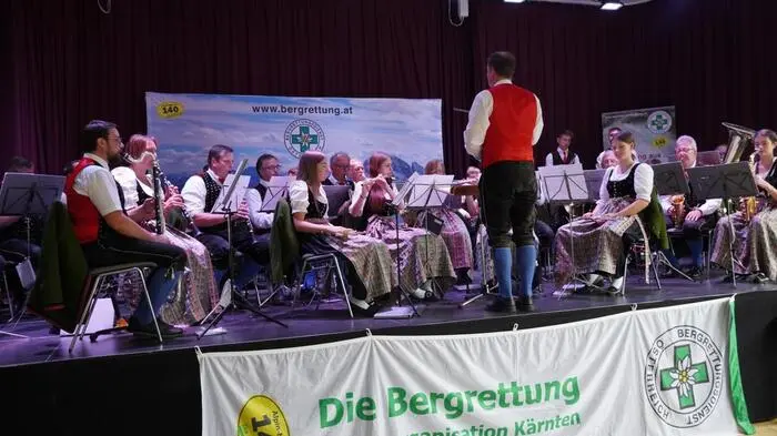 Begonnen wurde der Festakt mit der Trachtenkapelle Malta mit Kapellmeister Hans-Jürgen Zettauer