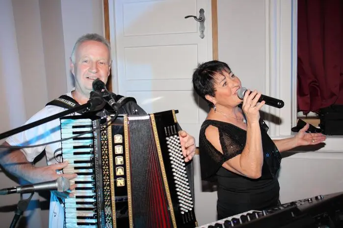 Das „Duo Melody“ mit Fredy und Christa sorgte mit flotten Klängen für einen gemütlichen Kathreintanz bis in die Abendstunden. 