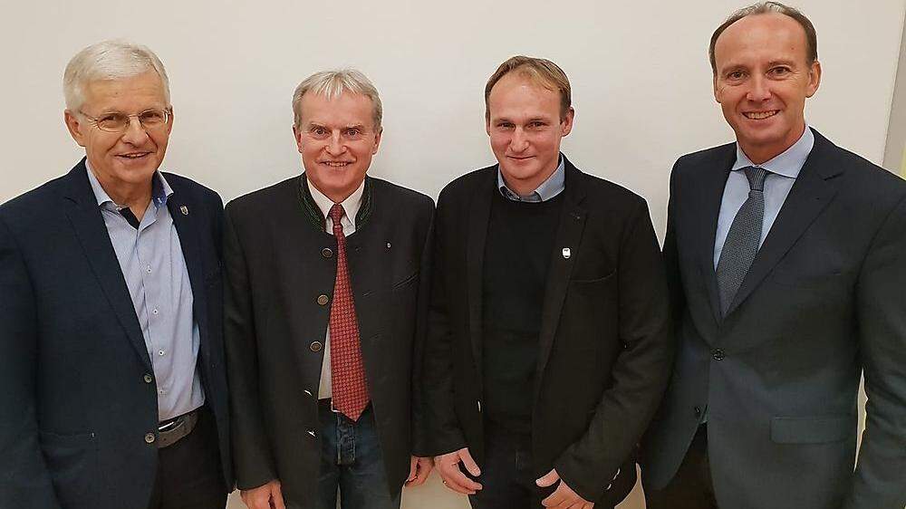 Altbürgermeister Franz Derler, Vizebürgermeister Rudolf Grabner, Bürgermeister Oliver Felber und Bezirkshauptmann Rüdiger Taus