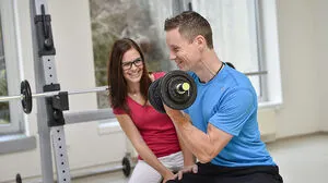 Die körperliche Belastung im Klinikalltag verlangt dem Personal einiges ab. Mit Physiotherapie sind sie dafür besser gerüstet