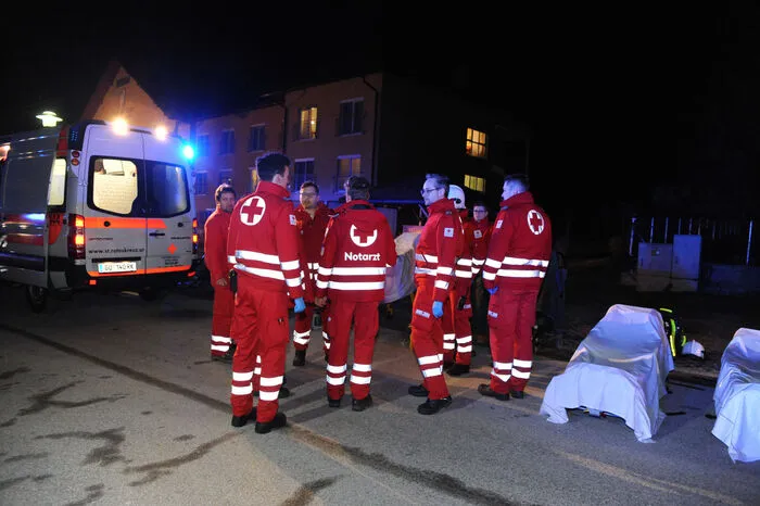 ... . aus bisher nicht geklärter Ursache war es in einem Zimmer im 1. Obergeschoss zu einem Vollbrand gekommen.