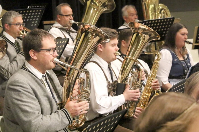 In der Blumenhalle gesichtet wurden unter anderen Bürgermeister Martin Kulmer mit Stellvertreterin Silvia Radaelli sowie Blasmusikverband-Bezirksobmann Hermann Posarnig. 