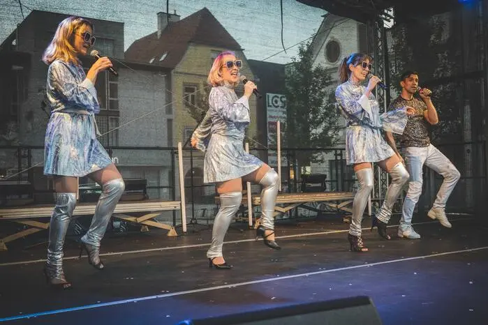 Bei mitreißender Musik und in glitzernden Outfits wurde der Sommer noch einmal gefeiert.