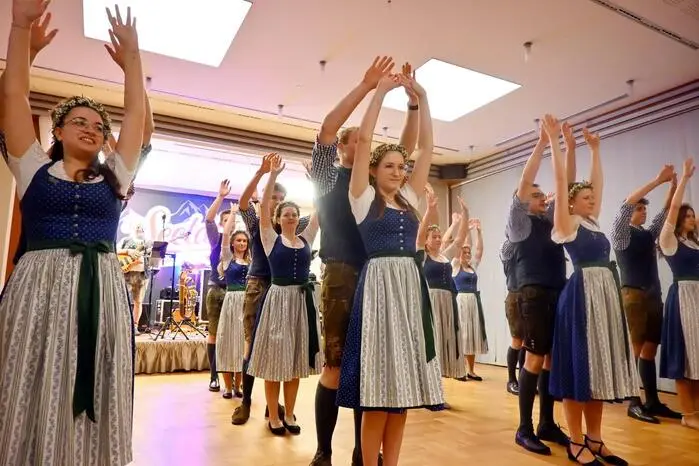 Zur Eröffnung gab es eine schwungvolle Polonaise, in professioneller Weise einstudiert von den Landjugend-Mitgliedern Alexandra Moitzi und Armin Dier.