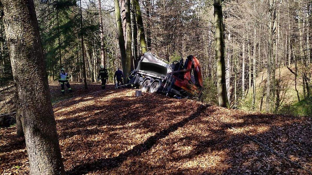 Der Lkw krachte schließlich in eine Baumgruppe im Wald 