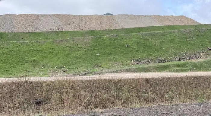Vor dem Erzberg bilden Etagen aus Aushubmaterial einen neuen Berg