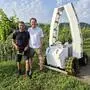 Andreas Weisch steuert seit dieser Saison den Spritzroboter am Weingut Erwin Sabathi. Entwickler Robert Kögl-Rettenbacher steht im engen Austausch mit den Winzern