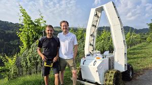 Andreas Weisch steuert seit dieser Saison den Spritzroboter am Weingut Erwin Sabathi. Entwickler Robert Kögl-Rettenbacher steht im engen Austausch mit den Winzern