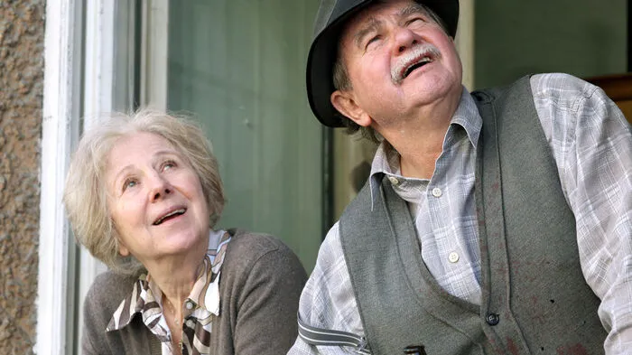 Bibiana Zeller mit Ernst Konarek in der ORF-Serie "Oben ohne".