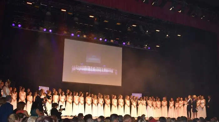 Passend zum Thema "A Royal Night" sahen die Maturantinnen und Maturanten mit ihren Begleitern königlich aus.