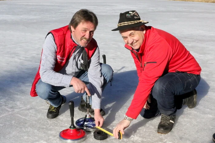 Obmann Hubert Untermoser und Mitorganisator Herbert Dreschl (von rechts) konnten dazu am Sonntag in aller Früh am Eislaufplatz nahe der Mehrzweckhalle 14 Moarschaften willkommen heißen.