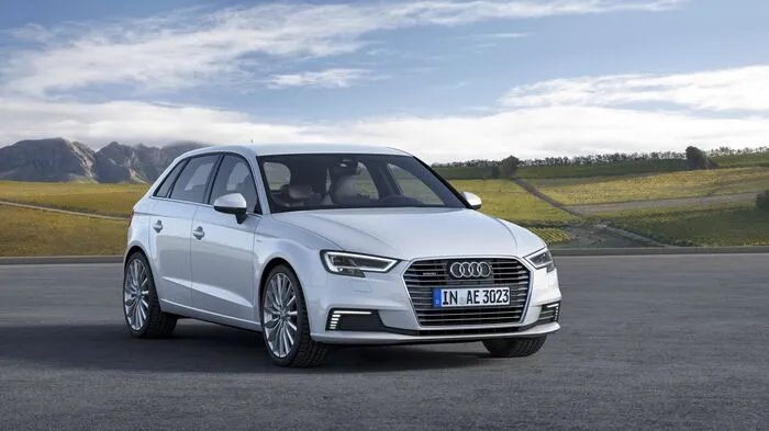 Auch wenn der Benzinmotor und die DSG-Schaltbox im Prinzip unverändert blieb: die gesamte Peripherie des Motorraums im Audi A3 e-tron musste umkonstruiert werden, damit der E-Motor zusätzlich unter das Blech passt. Nur als Sportback erhältlich. Preis: ab 40.360 EuroLeistung: Vierzylinder-Turbobenziner, 1395 ccm, 150 PS. E-Motor mit 102 PS, Systemleistung 204 PSE-Reichweite: 50 kmE-Verbrauch: 11,4 kWhNormverbrauch: 1,6 lKofferraumvolumen: 280 bis 1120 LiterAbmessungen: 4311/1785/1426 mm L/B/H
